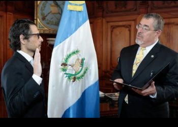 Bernardo Arévalo juramenta a Julio Saavedra como nuevo procurador general de la Nación