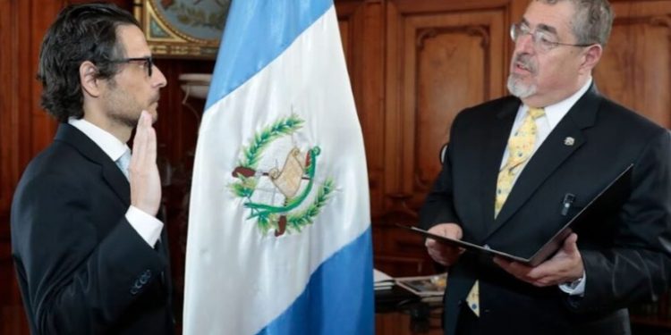 Bernardo Arévalo juramenta a Julio Saavedra como nuevo procurador general de la Nación