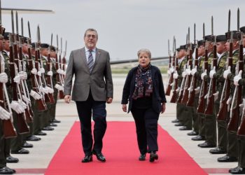 Bernardo Arévalo llega a México para asistir a la toma de posesión de Claudia Sheinbaum