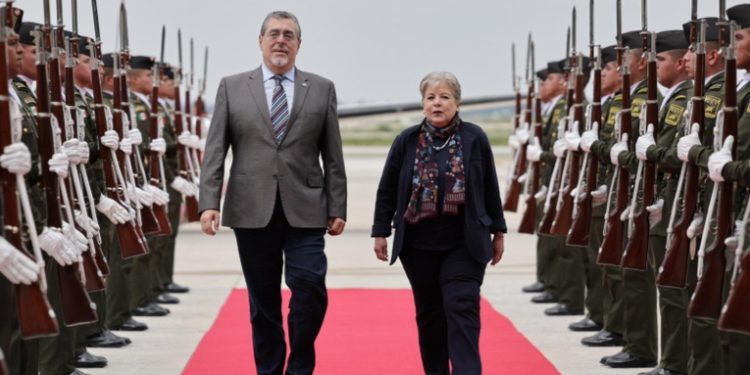 Bernardo Arévalo llega a México para asistir a la toma de posesión de Claudia Sheinbaum