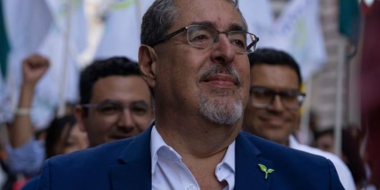 Bernardo Arévalo presenta en la Cámara de Comercio los ejes de su plan de gobierno