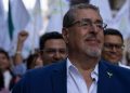 Bernardo Arévalo renuncia a dos comisiones legislativas y permanece en otras dos