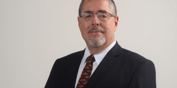 Bernardo Arévalo responde a críticas y asegura que Semilla es un partido legal