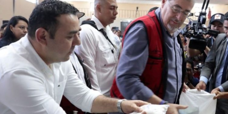 Bernardo Arévalo visita Nebaj para distribuir alimentos a afectados por daños en cosechas