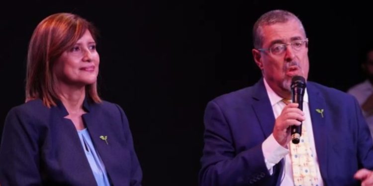 Bernardo Arévalo y Karin Herrera Convocan a la Población a Protestar por Acciones del MP