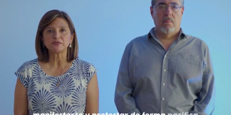 Bernardo Arévalo y Karin Herrera llaman a la población guatemalteca a manifestarse pacíficamente