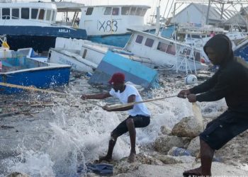 Beryl causa destrozos y deja al menos un muerto en el Caribe