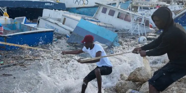 Beryl causa destrozos y deja al menos un muerto en el Caribe