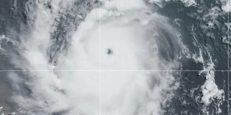 Beryl toca tierra en el Caribe como huracán categoría 4