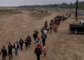 Biden demanda a Texas por ley que manda detener a migrantes