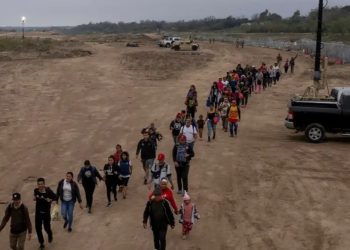 Biden demanda a Texas por ley que manda detener a migrantes