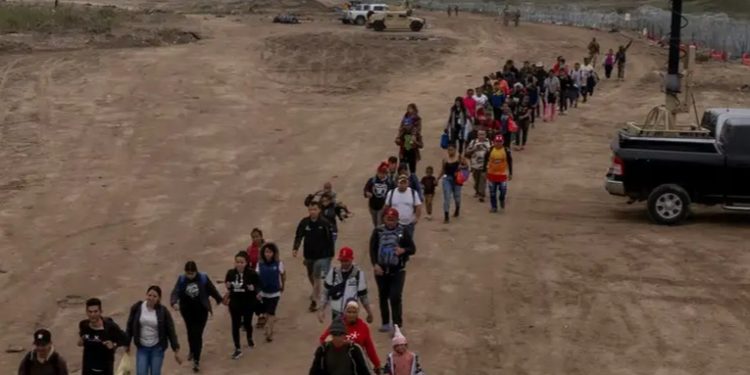 Biden demanda a Texas por ley que manda detener a migrantes