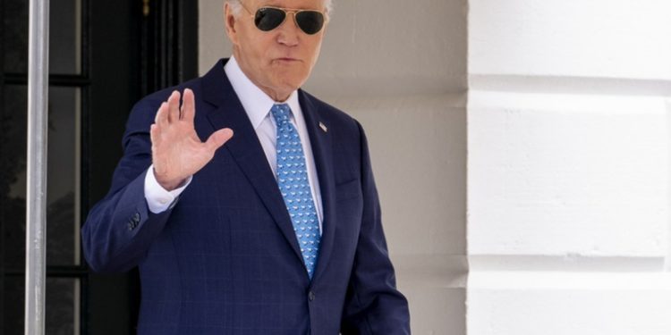 Biden dice que hizo todo lo posible para parar la crisis fronteriza y pide que le den 'el poder'