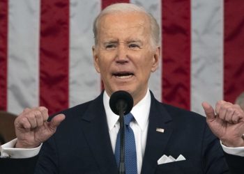 Biden enfrenta críticas por intercambiar presos con maduro