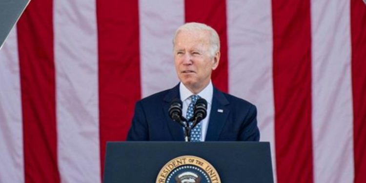 Biden firma ayuda de 40 mil millones de dólares para Ucrania