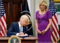 Biden firma ley que regula las armas de fuego