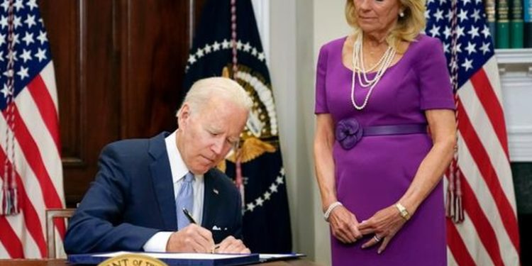 Biden firma ley que regula las armas de fuego