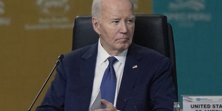 Biden llega tarde dos veces durante la cumbre de la APEC en Perú