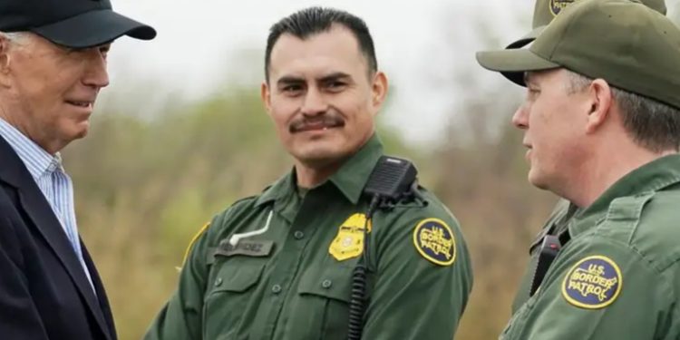 Biden ordena bloquear a solicitantes de asilo en frontera