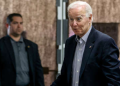Biden pide ayuda a un voluntario durante su votación anticipada de medio mandato.