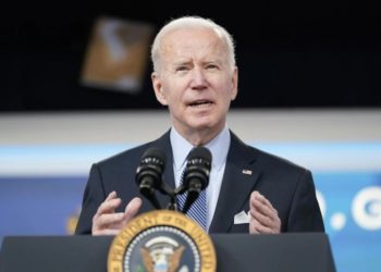 Biden planea aprovechar reserva de petróleo para controlar precios de la gasolina