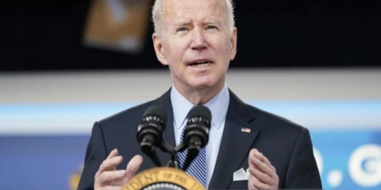 Biden planea aprovechar reserva de petróleo para controlar precios de la gasolina