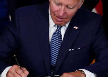 Biden restringe aún más la exportación de microchips de IA