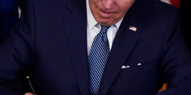 Biden restringe aún más la exportación de microchips de IA