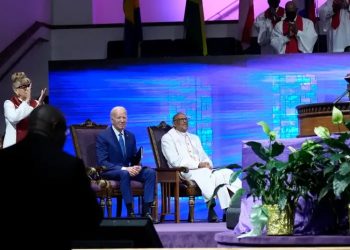 Biden vuelve a la campaña bajo creciente presión demócrata