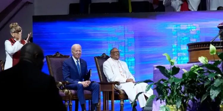 Biden vuelve a la campaña bajo creciente presión demócrata