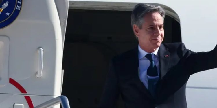 Blinken anuncia apertura de base aérea de la OTAN en Albania