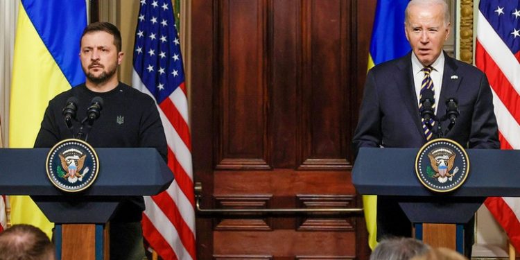 Bloomberg: EE.UU. quiere que Ucrania pase a la defensiva en su conflicto con Rusia