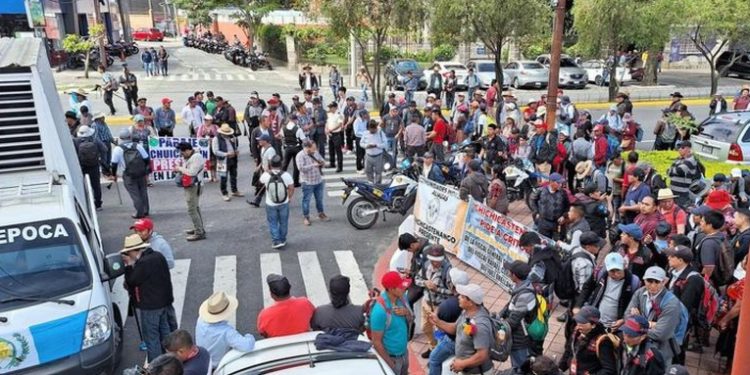 Bloqueos continúan: más de 30 tramos carreteros afectados