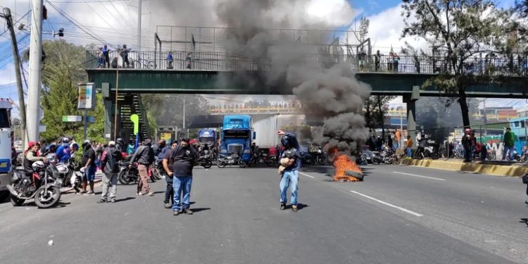 Bloqueos en varias carreteras por rechazo al seguro obligatorio