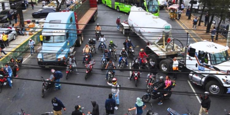 Bloqueos y protestas continúan por segundo día contra seguro obligatorio para transportistas