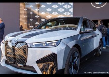 BMW presenta su primer coche que cambia de color