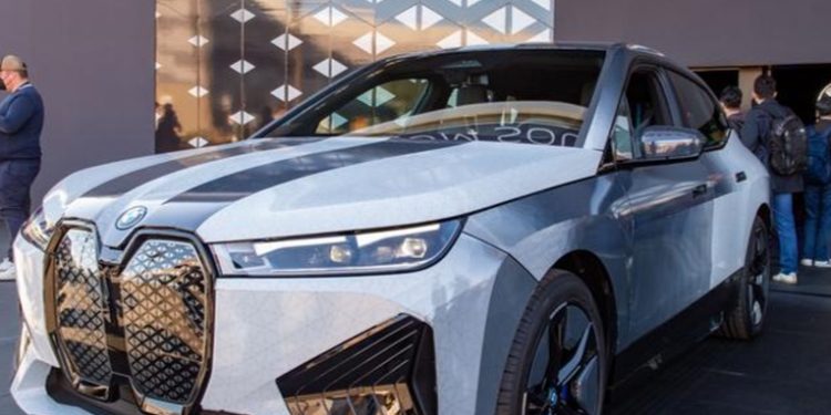 BMW presenta su primer coche que cambia de color