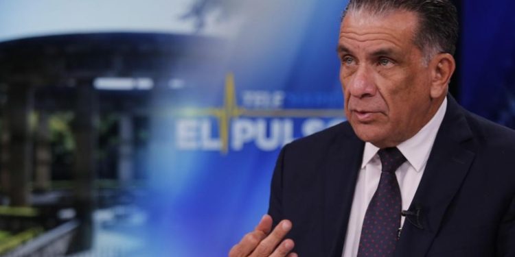 Â¡Bola de imbéciles!: el fuerte mensaje de un presentador mexicano a los antivacunas que se hizo viral