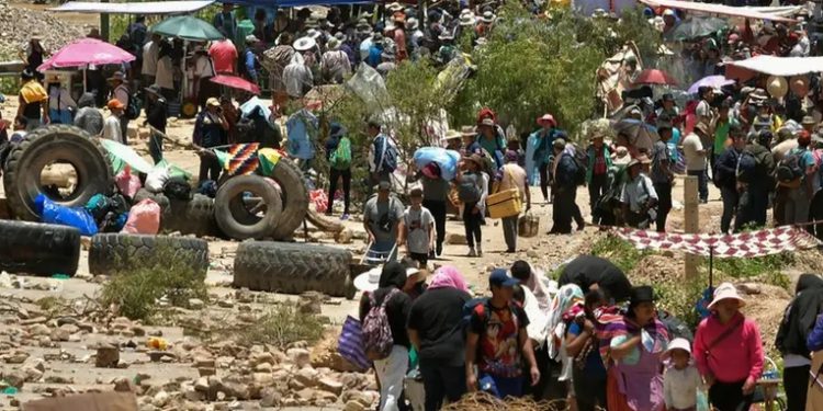 Bolivia: cocaleros bloquean vías por tercer día consecutivo