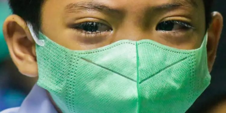 Bolivia vuelve al uso obligatorio de mascarillas en escuelas