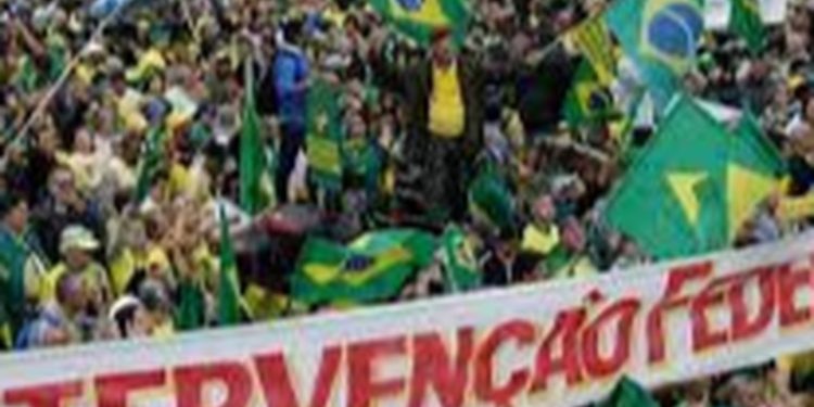 Bolsonaristas marchan en Brasil para exigir salida de juez