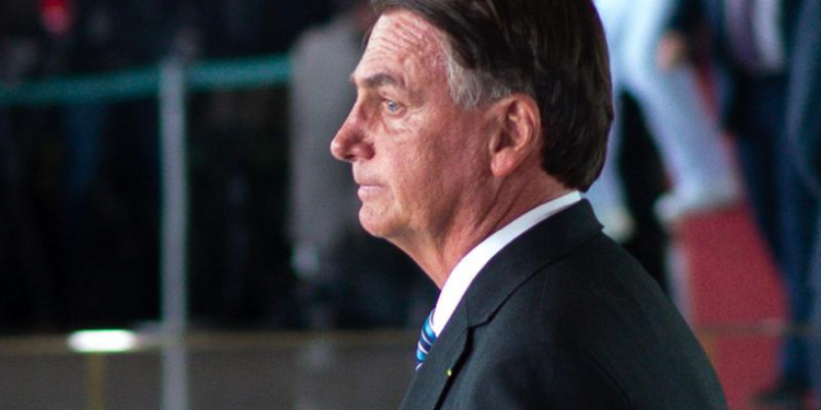 Bolsonaro reaparece en público pero continúa en silencio