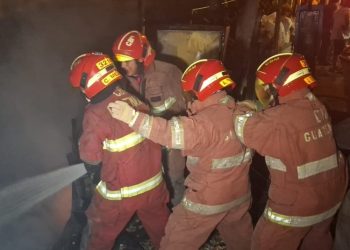 Bomberos controlan incendio en zona 14 de la capital guatemalteca que afectó varias viviendas