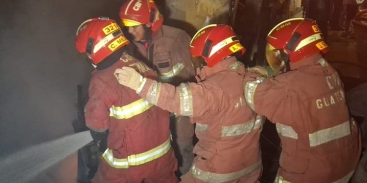 Bomberos controlan incendio en zona 14 de la capital guatemalteca que afectó varias viviendas