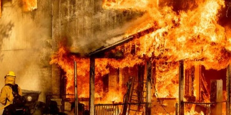 Bomberos de EE. UU. luchan por controlar incendios forestales en medio ola de calor