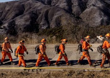Bomberos de Los Ángeles alertas por más vientos peligrosos
