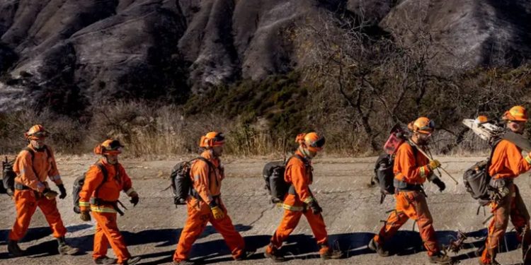 Bomberos de Los Ángeles alertas por más vientos peligrosos