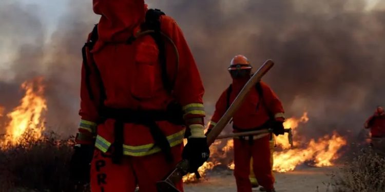 Bomberos intentan contener nuevo incendio en Los Ángeles