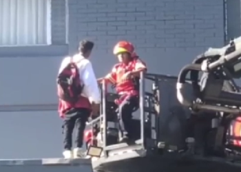 Bomberos Municipales rescataron a una persona que intentaba suicidarse desde lo alto de un edificio