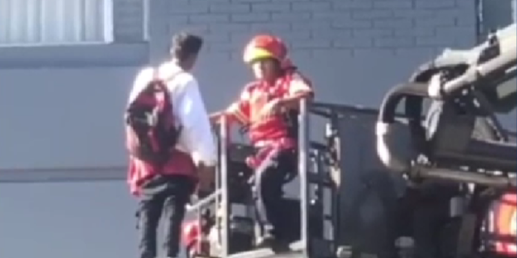 Bomberos Municipales rescataron a una persona que intentaba suicidarse desde lo alto de un edificio
